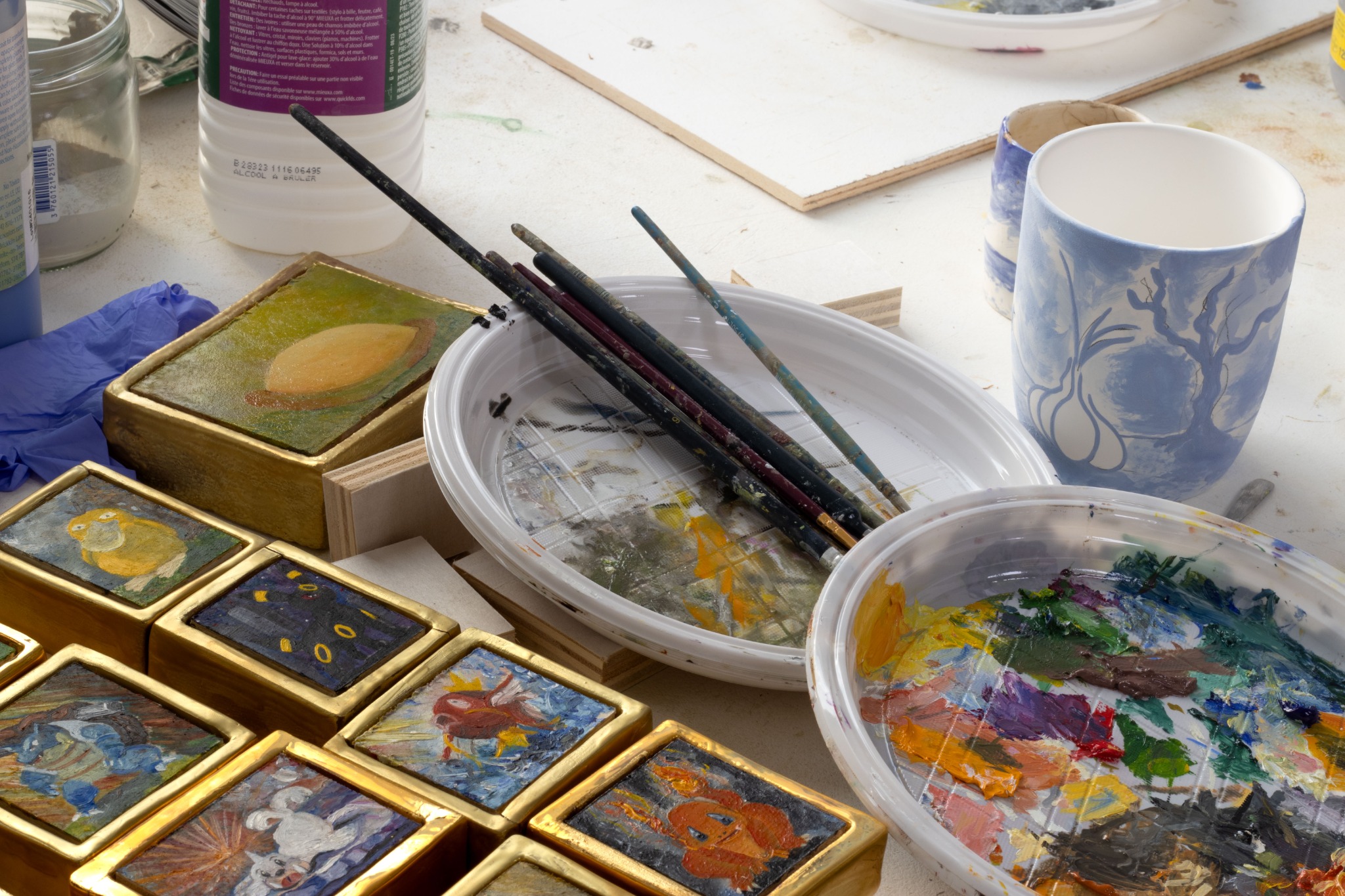 Peintures, pinceaux et palettes dans l’atelier