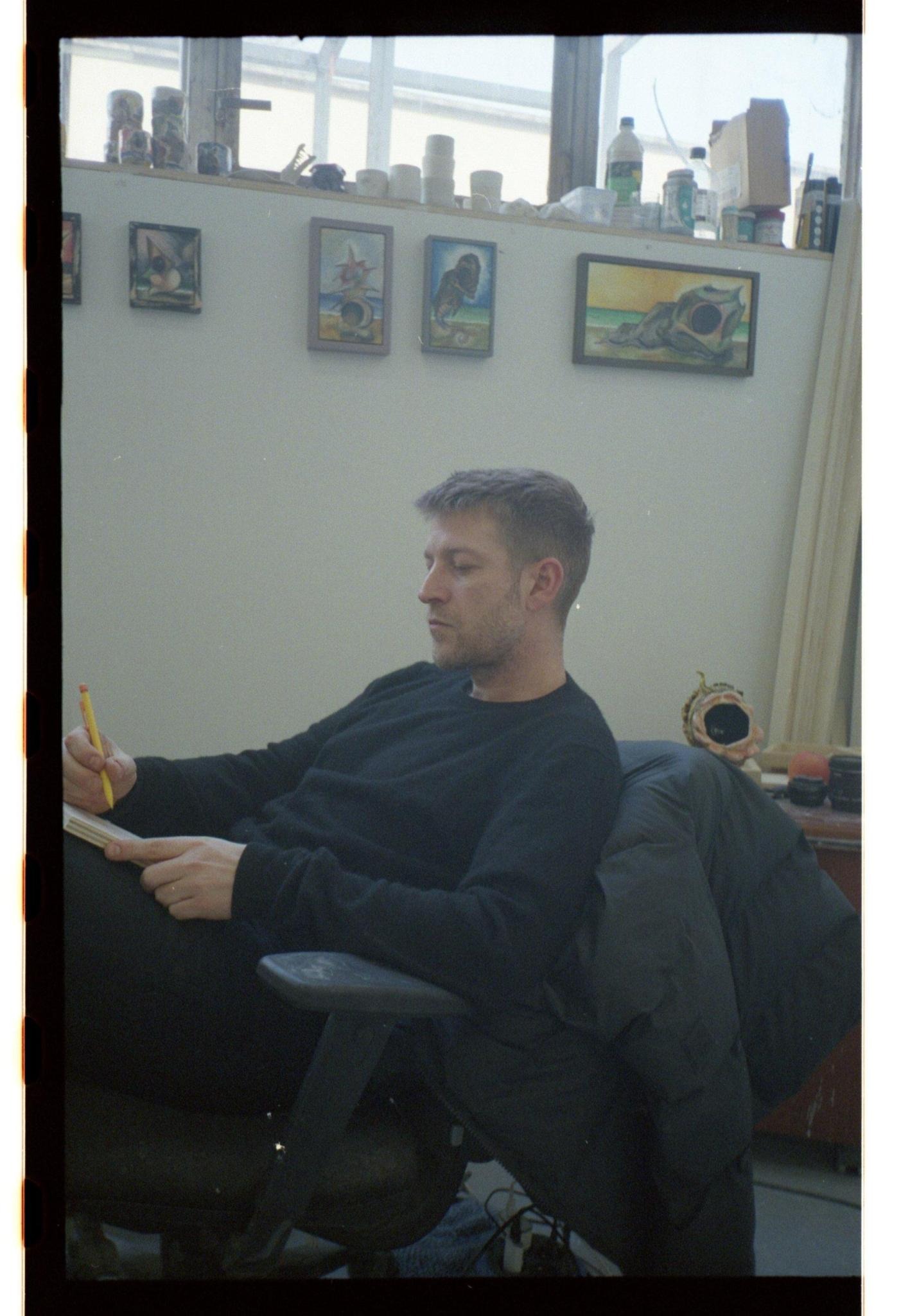 Cyril Debon dessinant dans son atelier